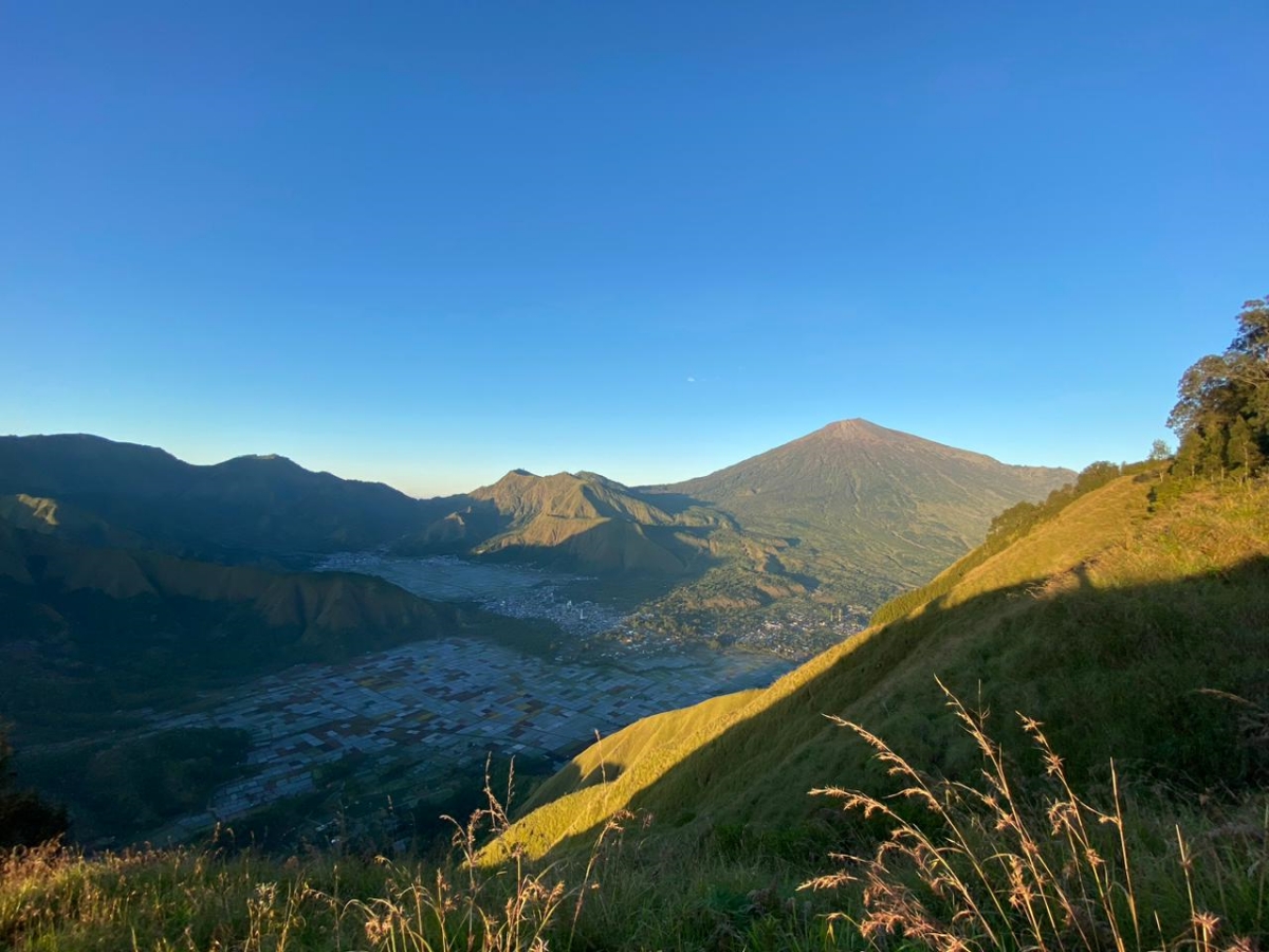 2D-1N Rinjani Trekking to Plawangan Senaru